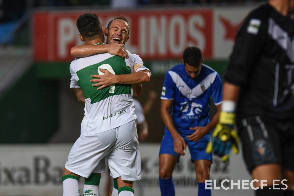 'Nino' se abraza Benja para celebrar un gol del Elche CF / Sonia Arcos - Elche CF