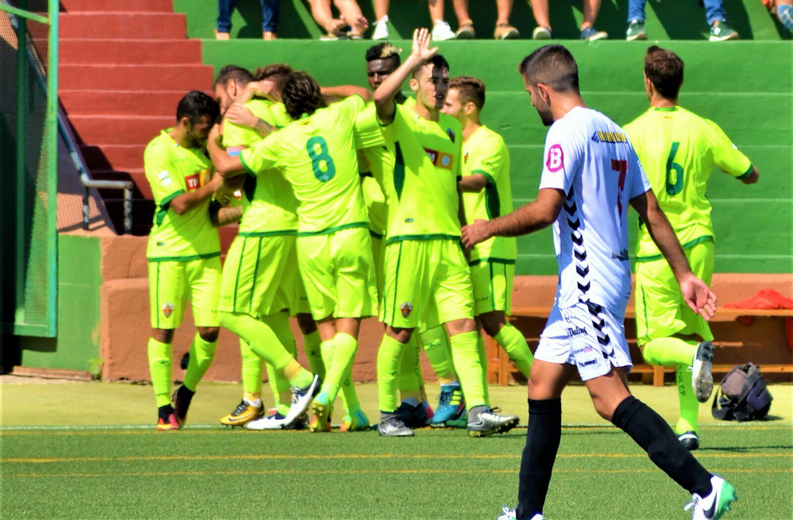 Los jugadores del Elche celebran un gol al Peña Deportiva