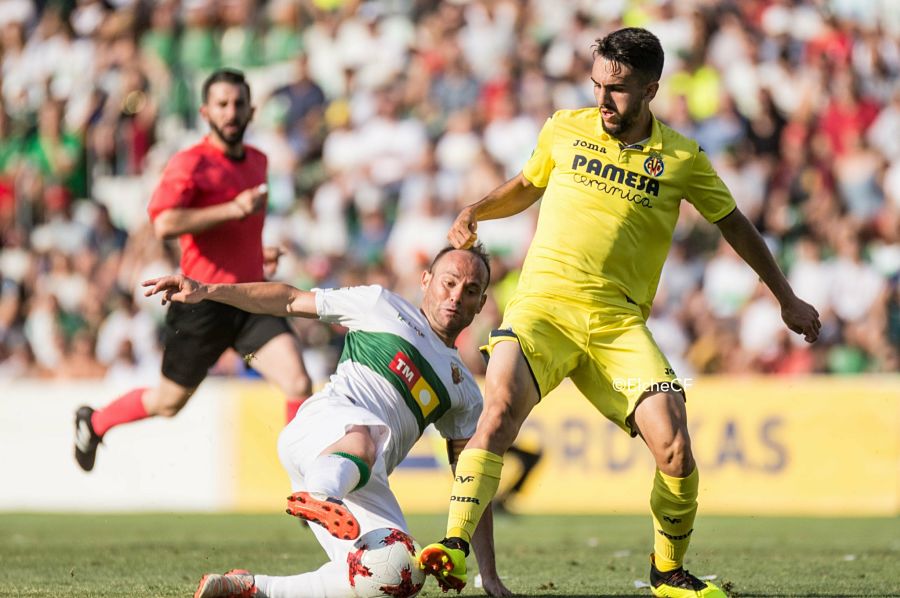 Nino pelea un balón ante el Villarreal B / Sonia Arcos - Elche CF