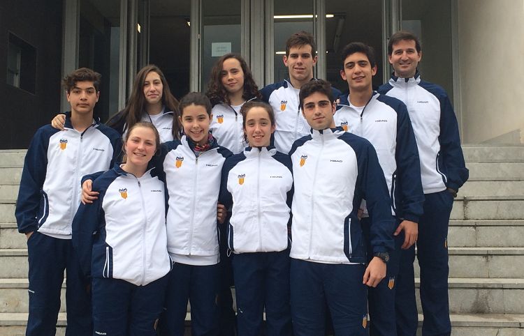 Nadadores y entrenadores del Club de Tenis Elche representantes de la selección valenciana en febrero de 2017