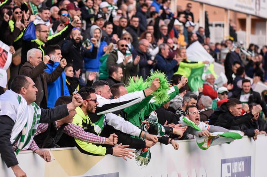 Aficionados del Elche celebran un gol de su equipo en Alcoy / Sonia Arcos - Elche C.F.