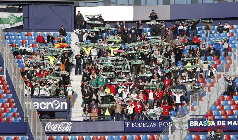 La afición del Elche en el estadio Ciutat de València / LFP