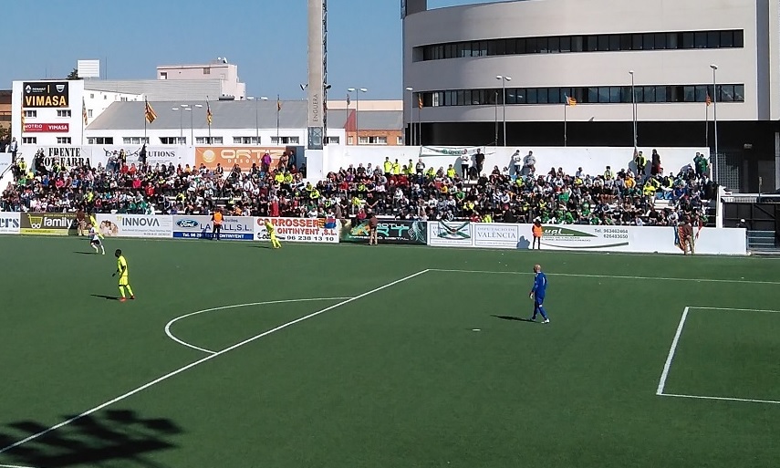 Afición del Elche en el partido ante el Ontinyent disputado en el estadio de El Clariano