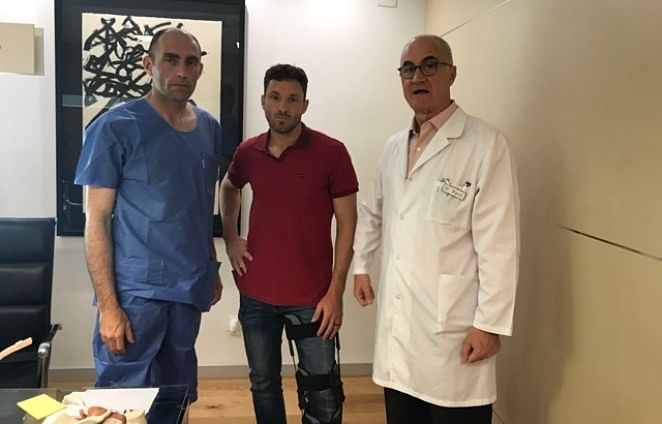 Edu Albacar junto a los doctores Pedro Luis Ripoll y César Quesada