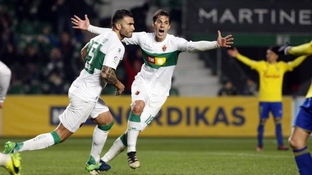 Armando y Pelegrín celebran un gol al Cádiz / LFP