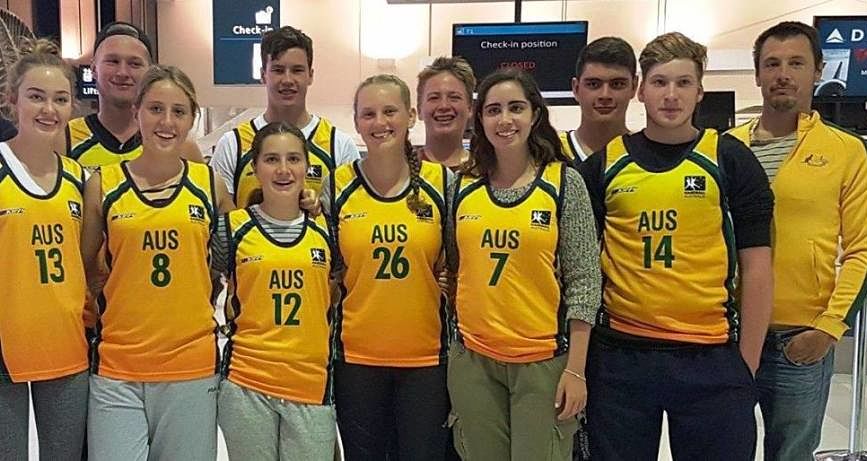 La ilicitana Stella Sevilla con la Selección Australiana sub-17 de balonmano playa