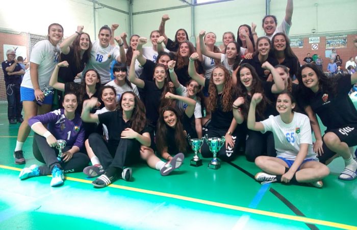 El equipo juvenil femenino del Club Balonmano Elche celebra su clasificación para el Campeonato de España