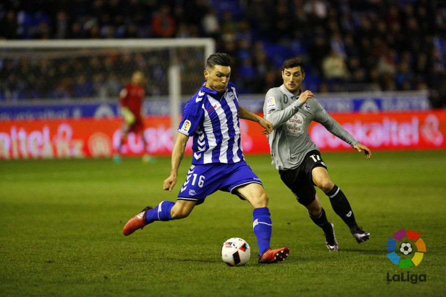 Borja Valle pelea un balón ante el Alavés / LFP