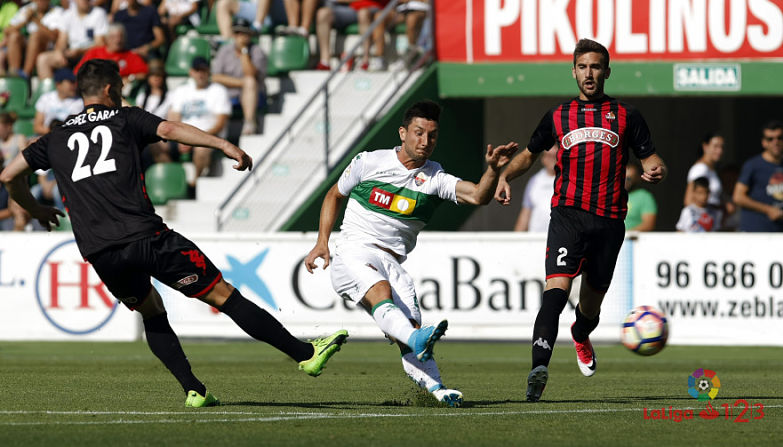 Borja Valle dispara ante dos rivales del Reus / LFP
