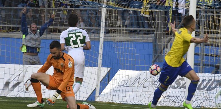 Salvi (Cádiz) marca un gol a Juan Carlos (Elche) / Diario de Cádiz
