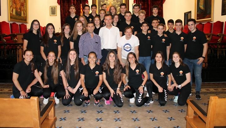 Los equipos cadetes del Club Balonmano Elche son recibidos por el alcalde de la ciudad, Carlos González