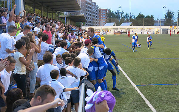 Jugadores del CD Ebro celebran un gol junto a sus aficionados