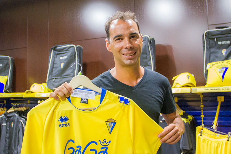 Jorge Cordero posa con la camiseta del Cádiz / Portalcadista.com