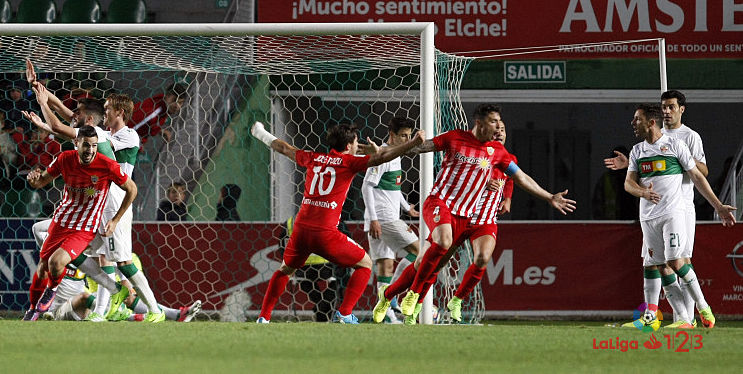 Los jugadores del Almería celebran un gol al Elche / LFP