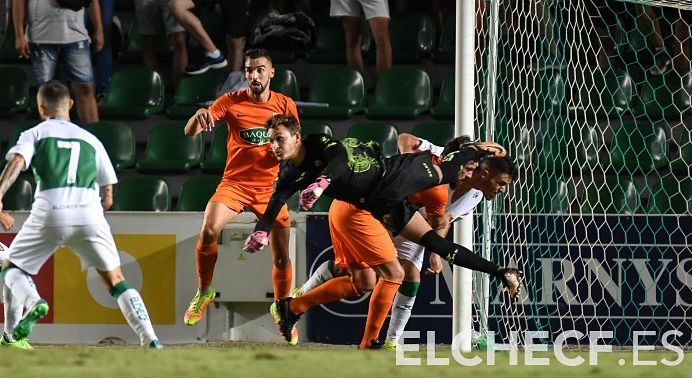 Juanma Conesa despeja un balón durante la eliminatoria de Copa ante el Cultural de Durango / Sonia Arcos - Elche C.F. Oficial