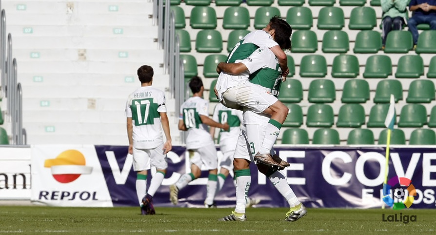 Los jugadores del Elche celebran un gol al Valladolid / LFP