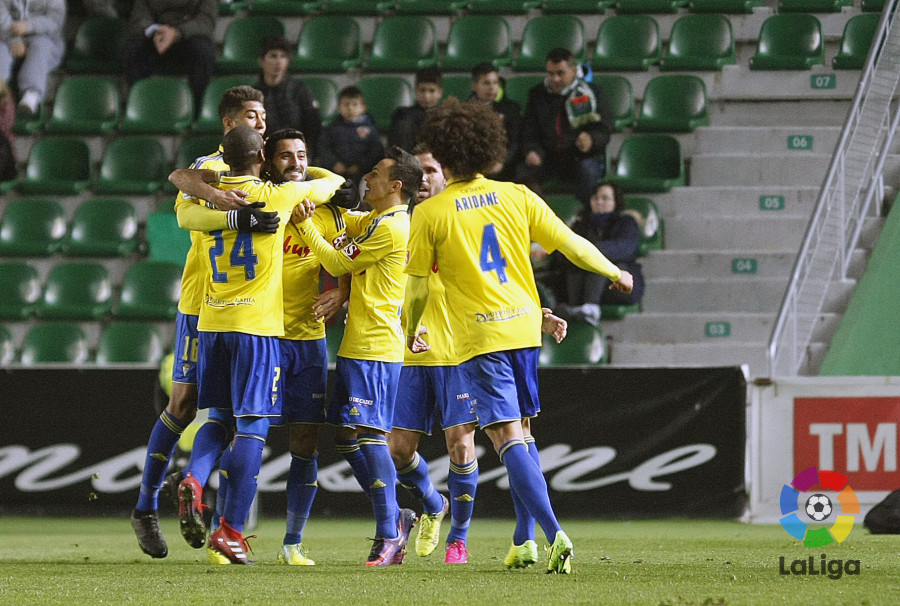 Los jugadores del Cádiz celebran un gol al Elche / LFP