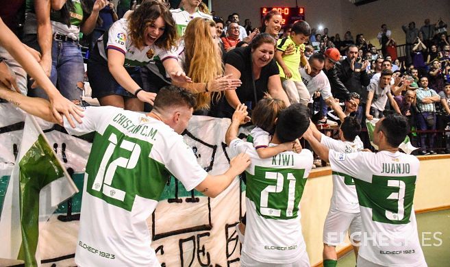 Jugadores del Elche Sala celebran el pase a la final del playoff de ascenso junto a aficionados / Sonia Arcos - Elche CF