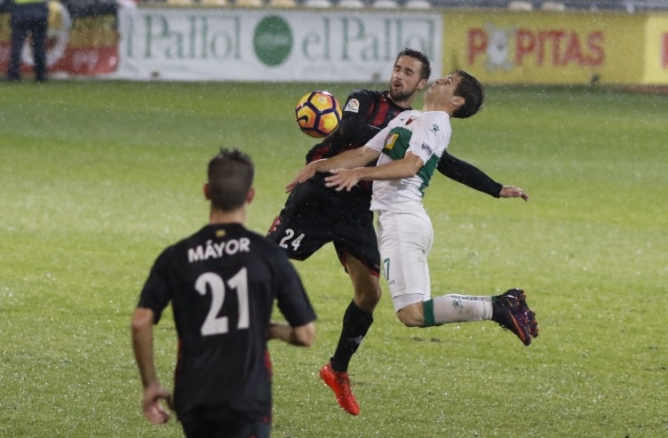 Pablo Hervías trata de controlar un balón ante el Reus / LFP