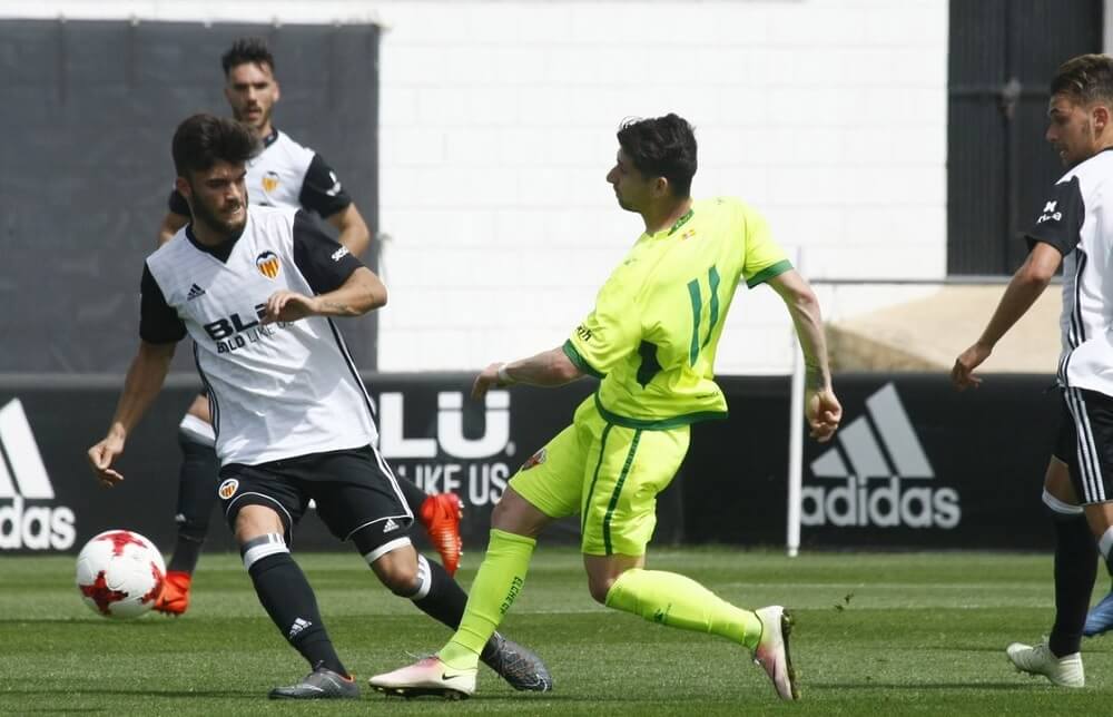 El jugador del Elche Javi Flores pelea un balón ante un rival del Valencia Mestalla /Cristina Pallarés - Valencia C.F.