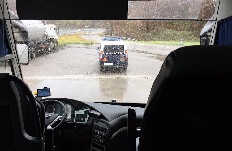La Policía detiene el autobús de Jove Elx en Oviedo