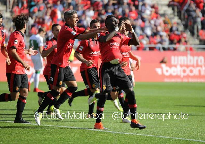 Lago Junior celebra un gol con el Mallorca ante el Elche / @FutbolMallorca