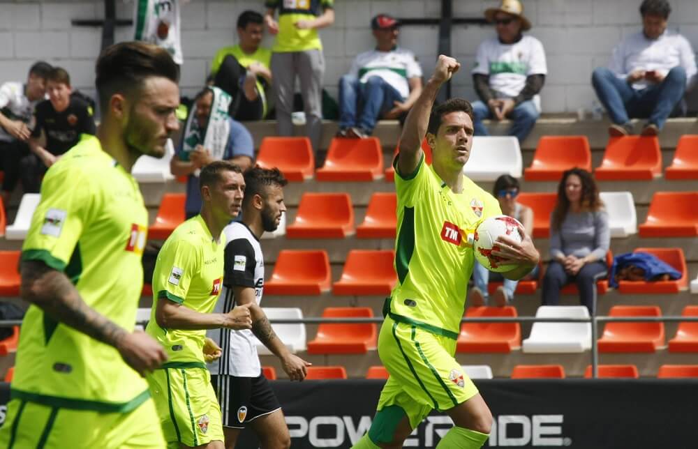 Manuel Sánchez celebra un gol del Elche al Valencia Mestalla / Cristina Palláres - Valencia C.F.
