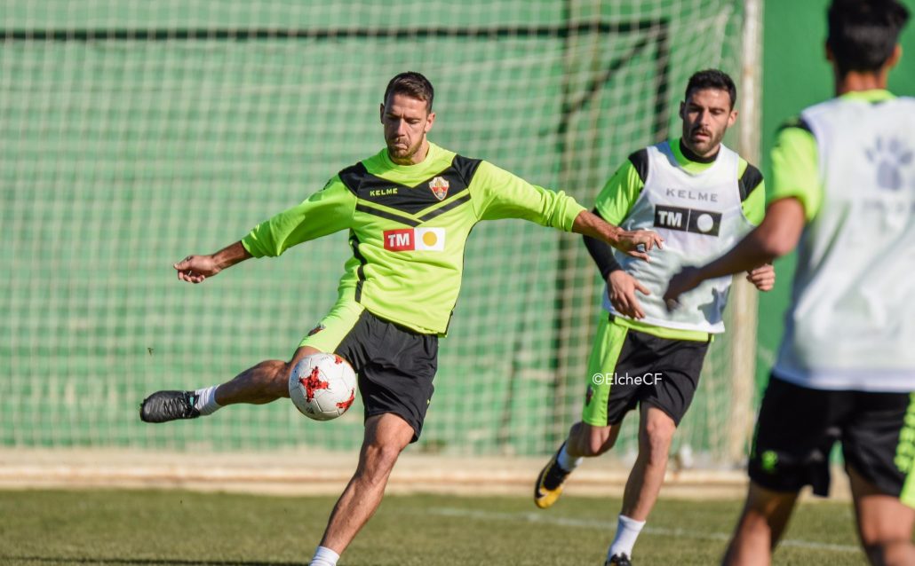El jugador Manuel Sánchez durante un entrenamiento con el Elche / Sonia Arcos - Elche C.F.