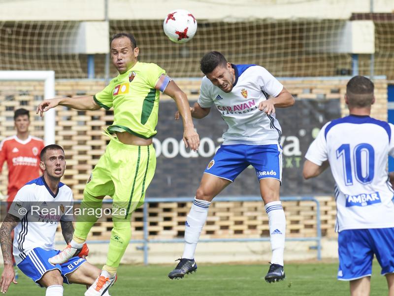 Nino pelea un balón ante un rival del Deportivo Aragón / Real Zaragoza Oficial