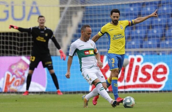 El jugador Nino realiza un pase durante un partido entre UD Las Palmas y Elche CF / LFP