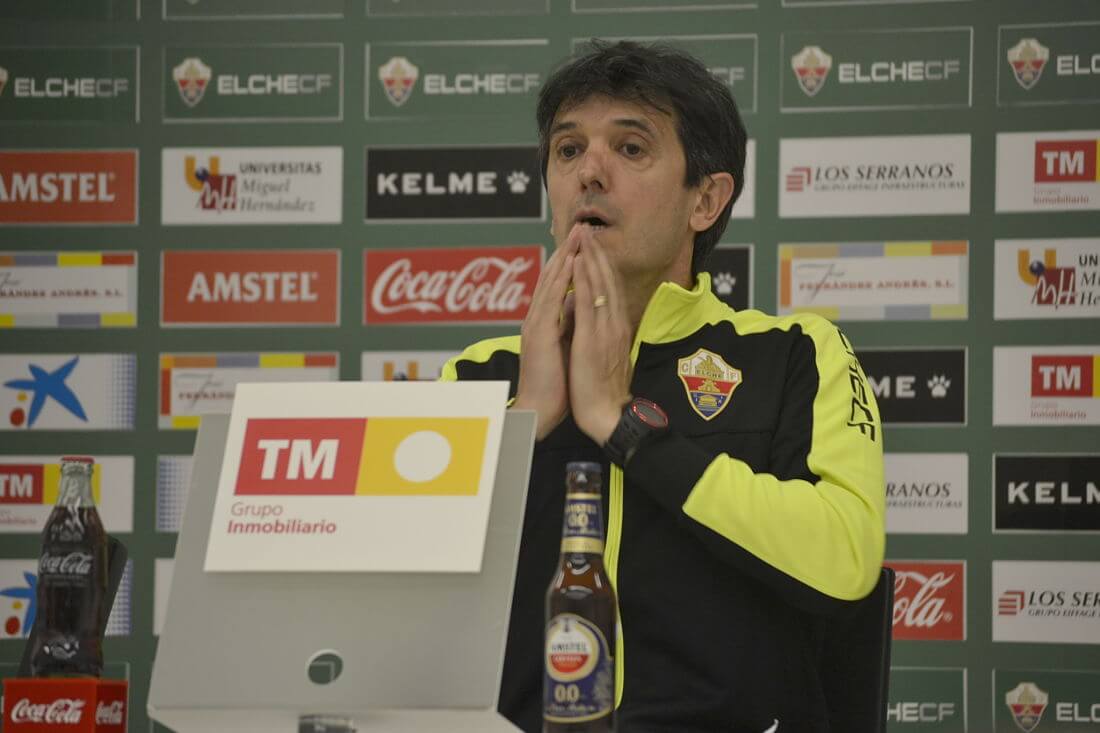 El entrenador del Elche Pacheta durante una rueda de prensa / Cristian Ripoll