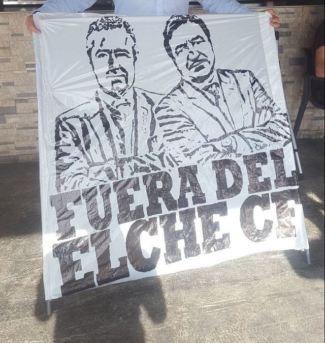 Una pancarta que pide la salida del Elche C.F. de Diego García y José Sepulcre
