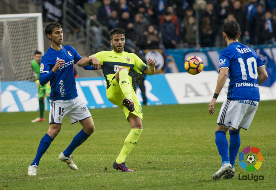 Pelayo controla el balón ante dos jugadores del Oviedo / LFP