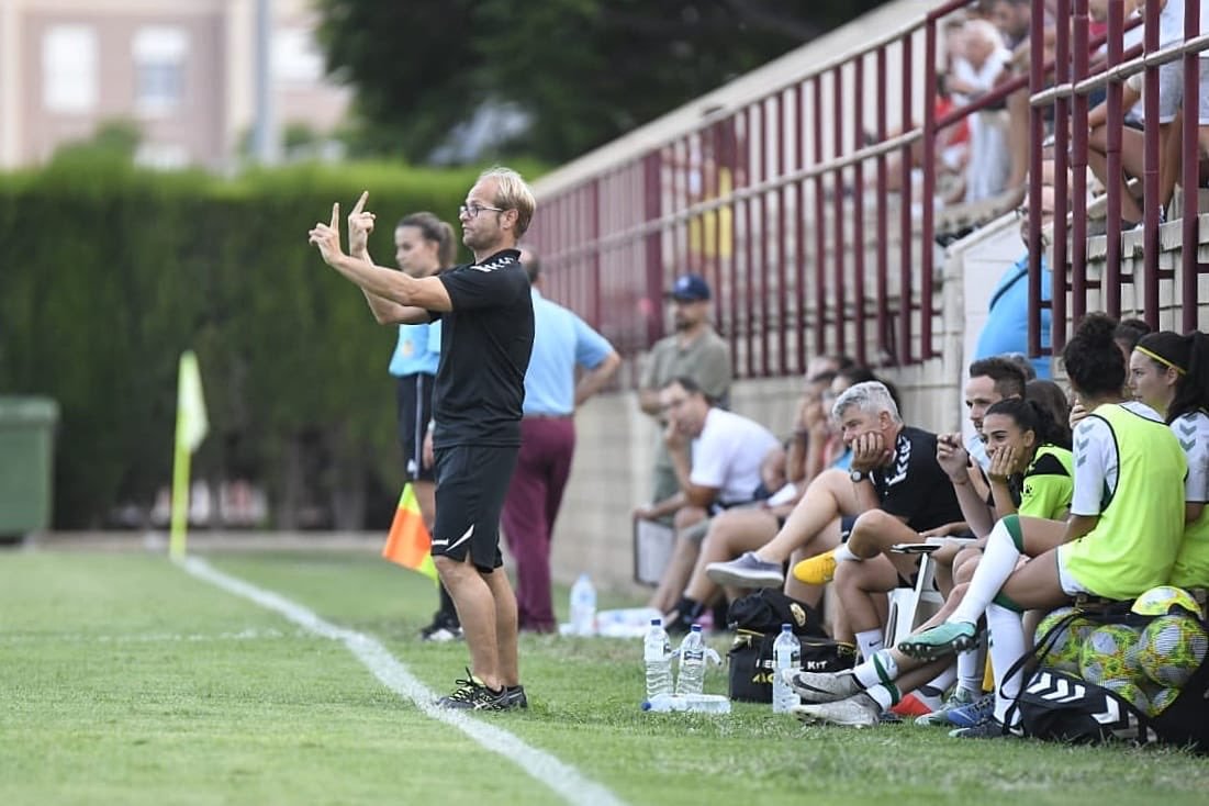 El entrenador del Elche CF Femenino, Quique Cano, dirige a su equipo durante un partido / Sonia Arcos