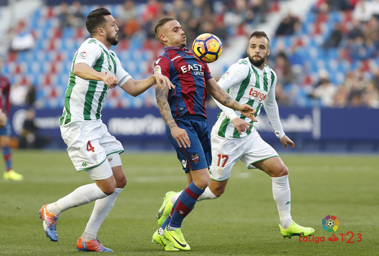 Rober controla un balón ante dos jugadores del Córdoba / LFP