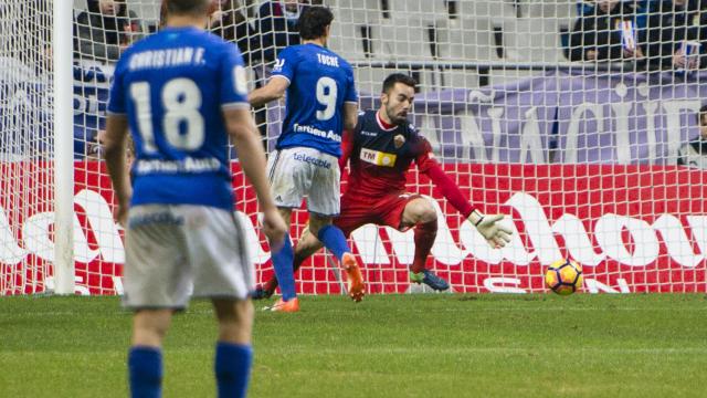 Toché marca el primer gol del Oviedo al Elche / LFP