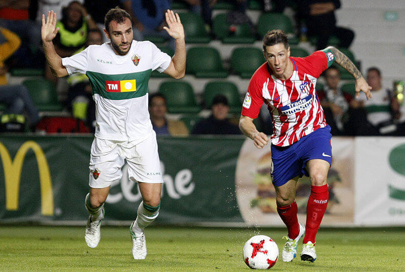 Fernando Torres controla un balón ante Gonzalo Verdú / LFP