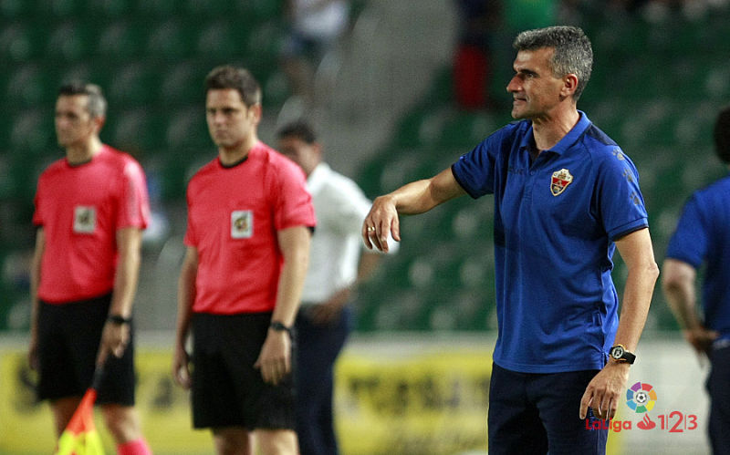Vicente Parras dirige al Elche durante el partido ante el Oviedo / LFP