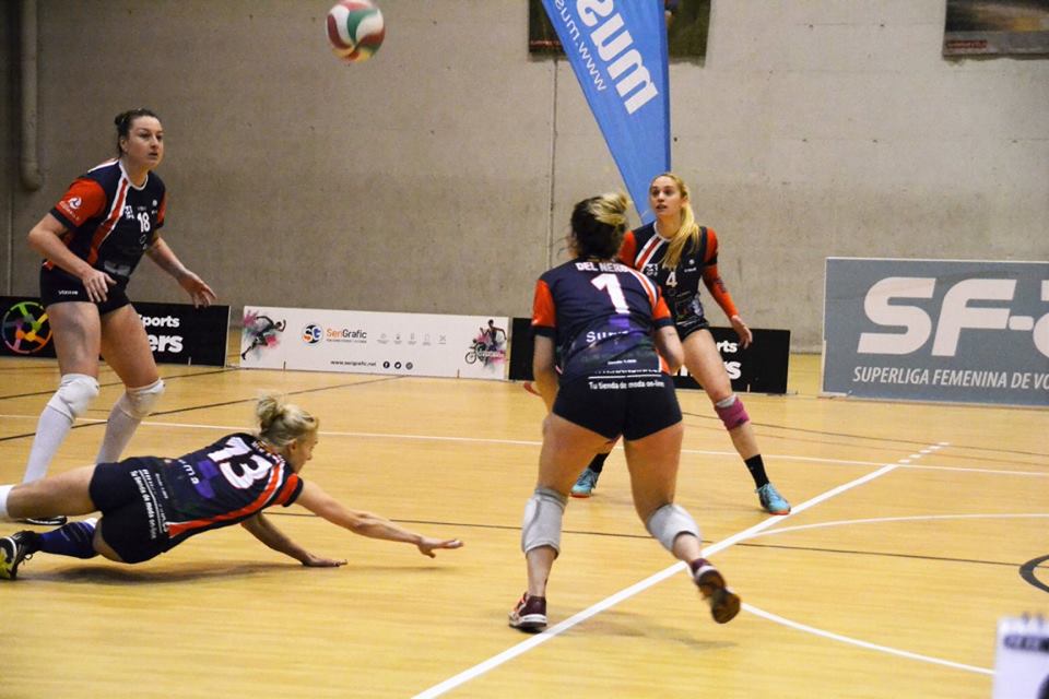 Partido entre Elche Viziusport y Ciutat Cide correspondiente a la primera jornada de la fase de ascenso a Superliga femenina de voleibol