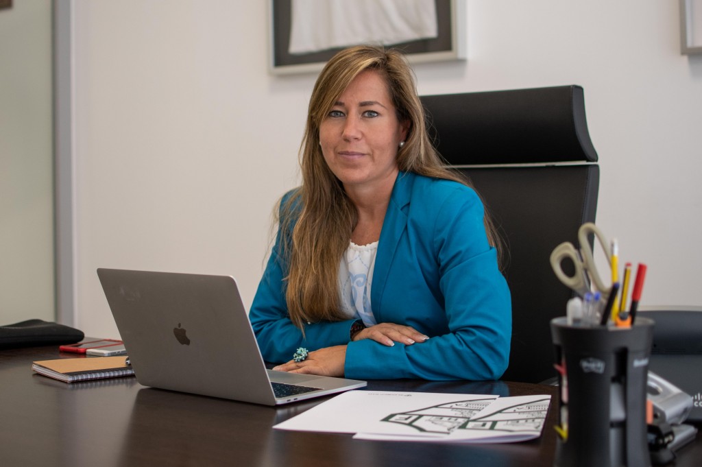 Patricia Rodríguez en su despacho en el Martínez Valero / Elche C.F.