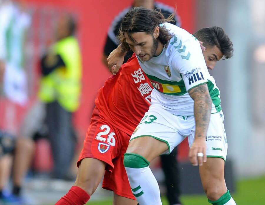 El defensa del Elche, Juan Cruz, durante un partido de la temporada 19-20 / LFP