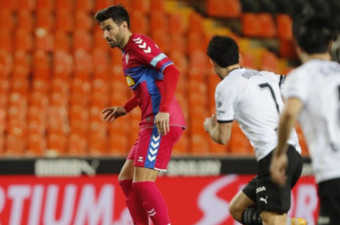 El jugador del Elche, Barragán,  durante un partido ante el Valencia / LaLiga