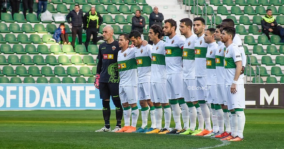 Los jugadores del Elche CF guardan un minuto de silencio / Sonia Arcos - Elche CF