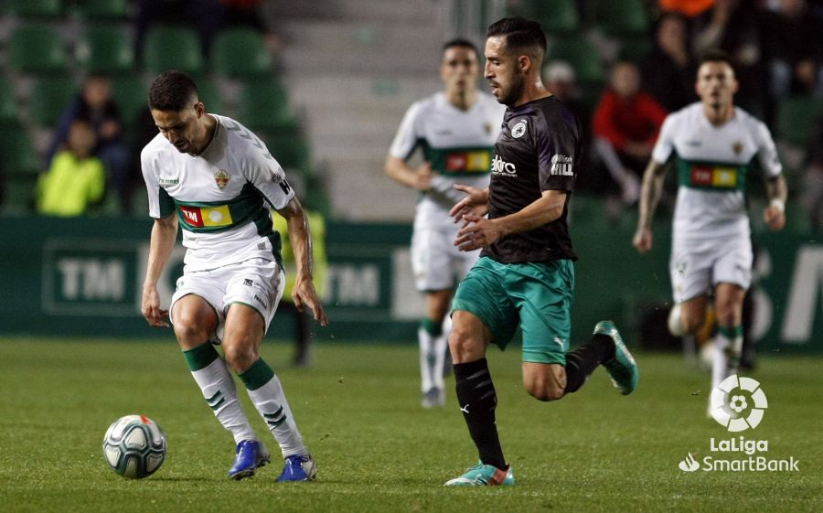 Partido entre Elche y Racing en el Martínez Valero / LFP