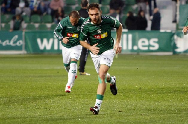 Gonzalo Verdú calienta antes del partido entre Elche y Racing / LFP