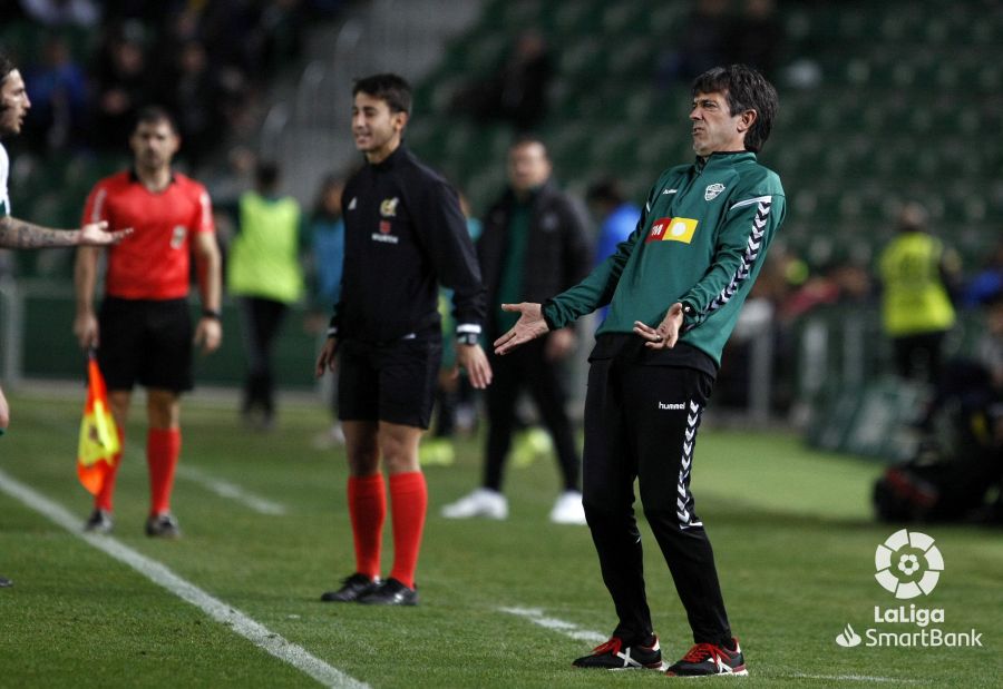 Pacheta dirige al Elche durante un partido ante el Racing de Santander / LFP