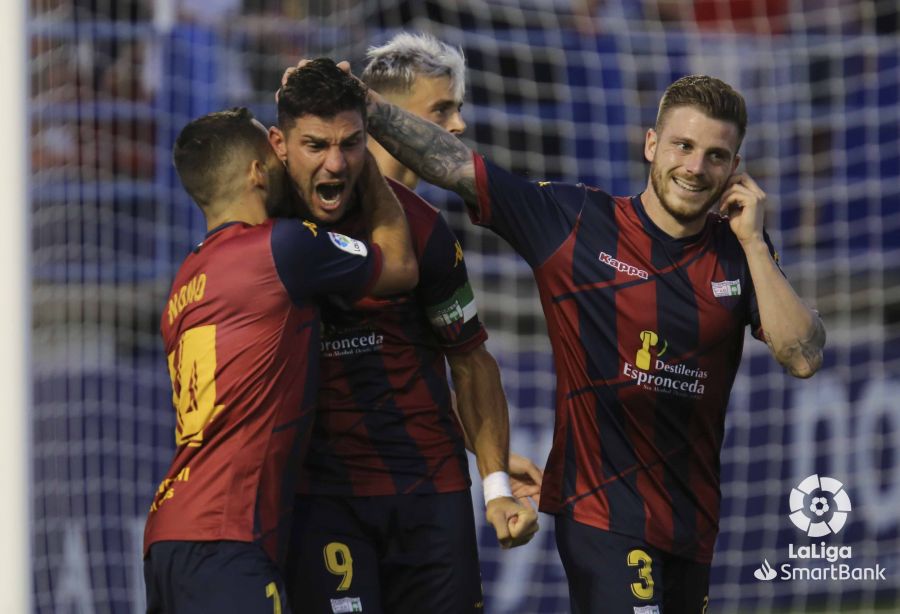 Los jugadores del Extremadura celebran un gol ante el Elche / LFP