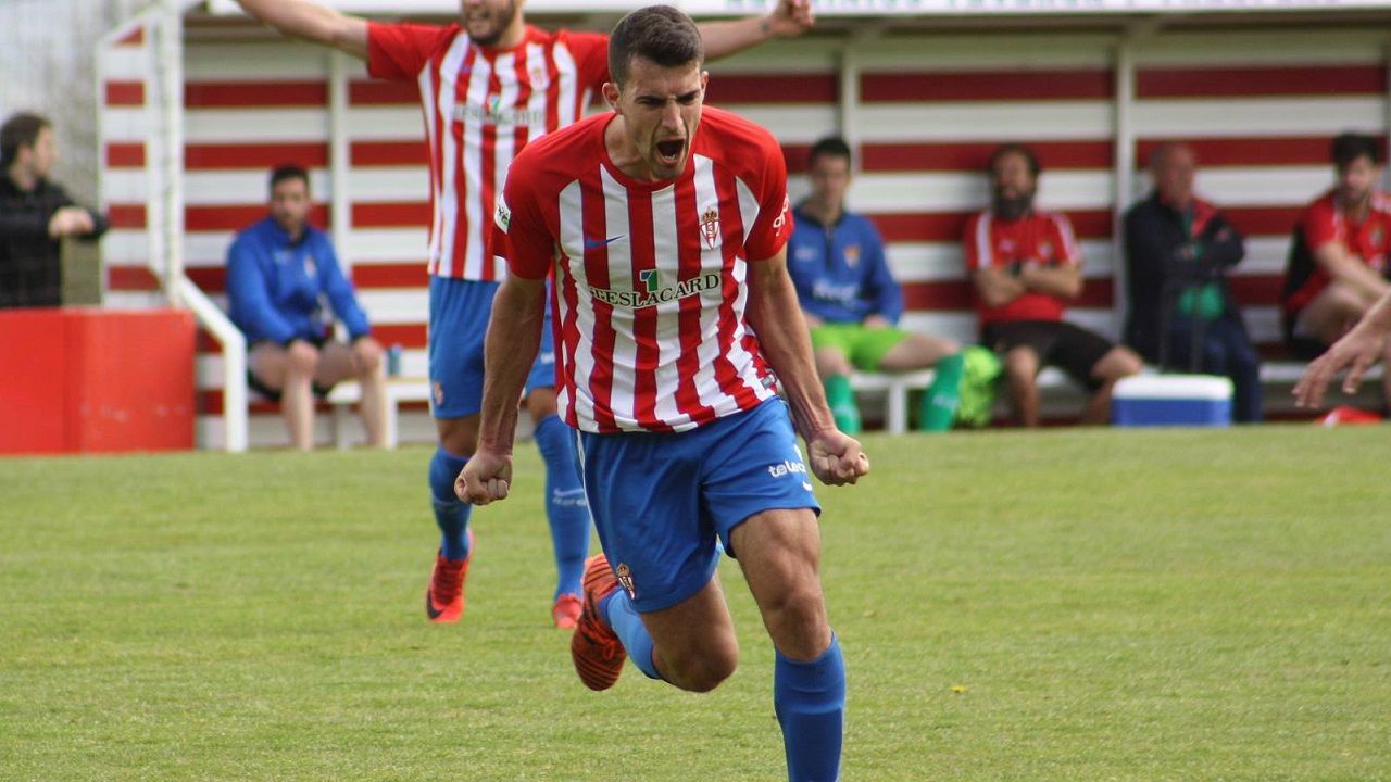 Claudio Medina celebra un gol con el Sporting B / La Voz de Asturias