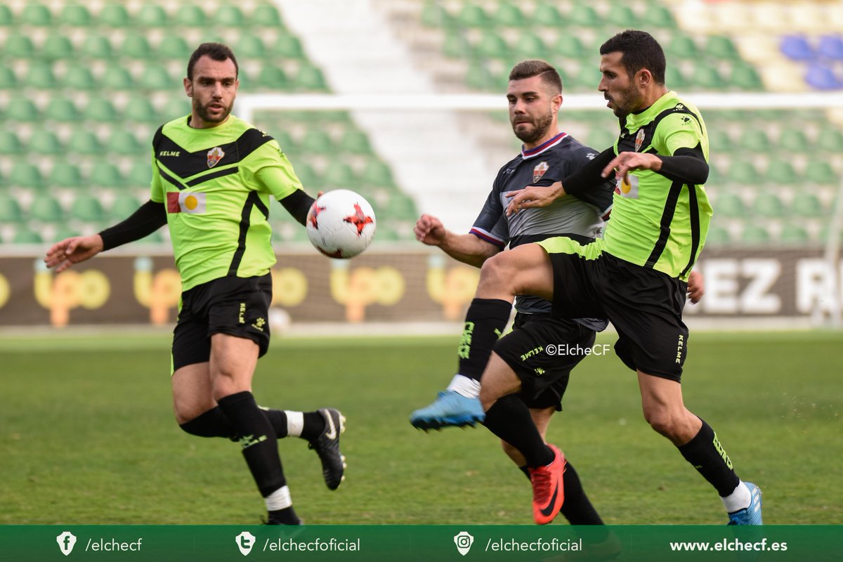 Gonzalo y 'Tekio' pelean un balón en un entrenamiento / Sonia Arcos - Elche CF