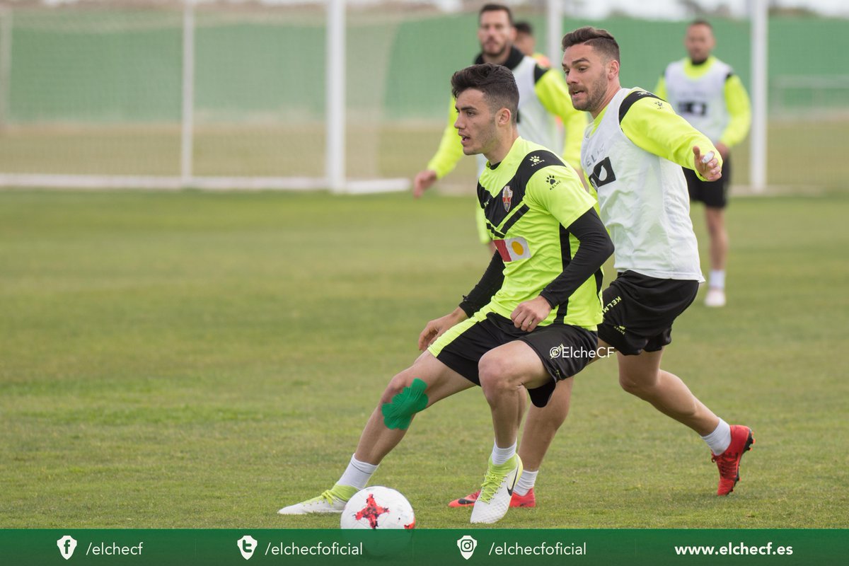 Primi protege un balón ante Lolo Pla en el entrenamiento de hoy / Sonia Arcos - Elche CF